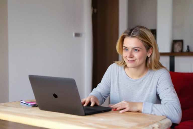 ¿Cómo puedo saber qué especificaciones técnicas debo considerar para el alquiler de ordenadores portátiles?