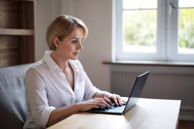 ¿Cómo puedo saber qué especificaciones técnicas debo considerar para el alquiler de ordenadores portátiles?